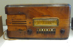 A circa 1939 General Electric tabletop radio for auction.